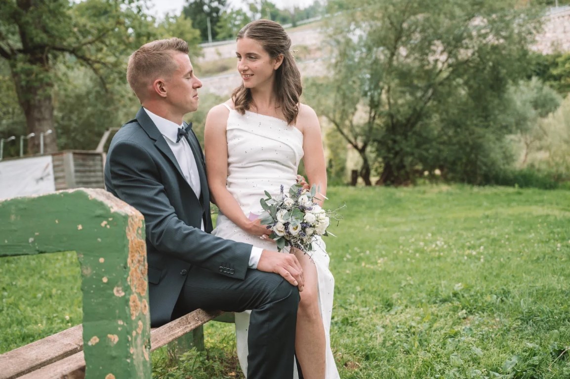 Poročni fotograf Otočec – poročna fotografija v parku